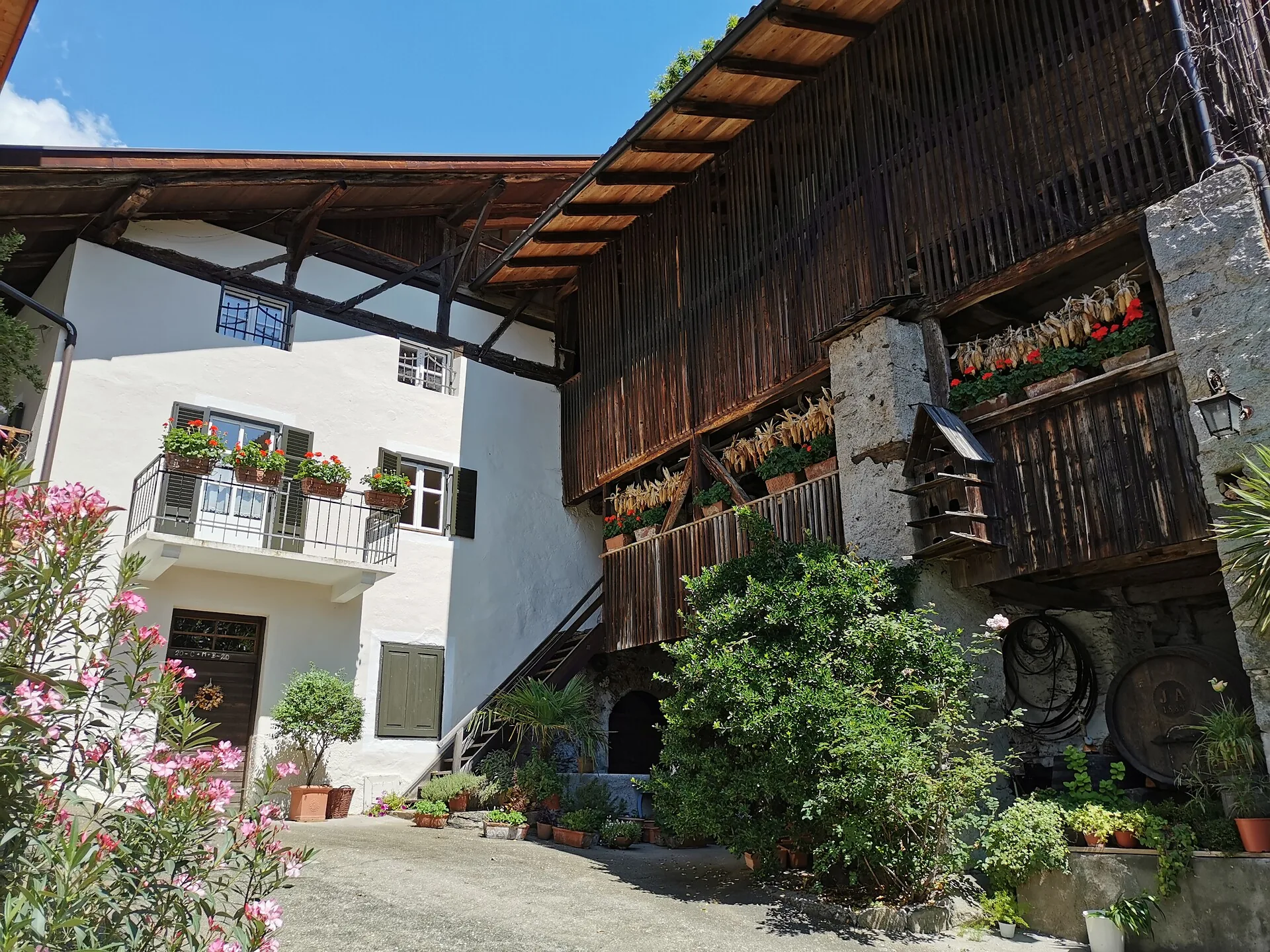 Historischer Hofbereich des Glögglhofs in Lana