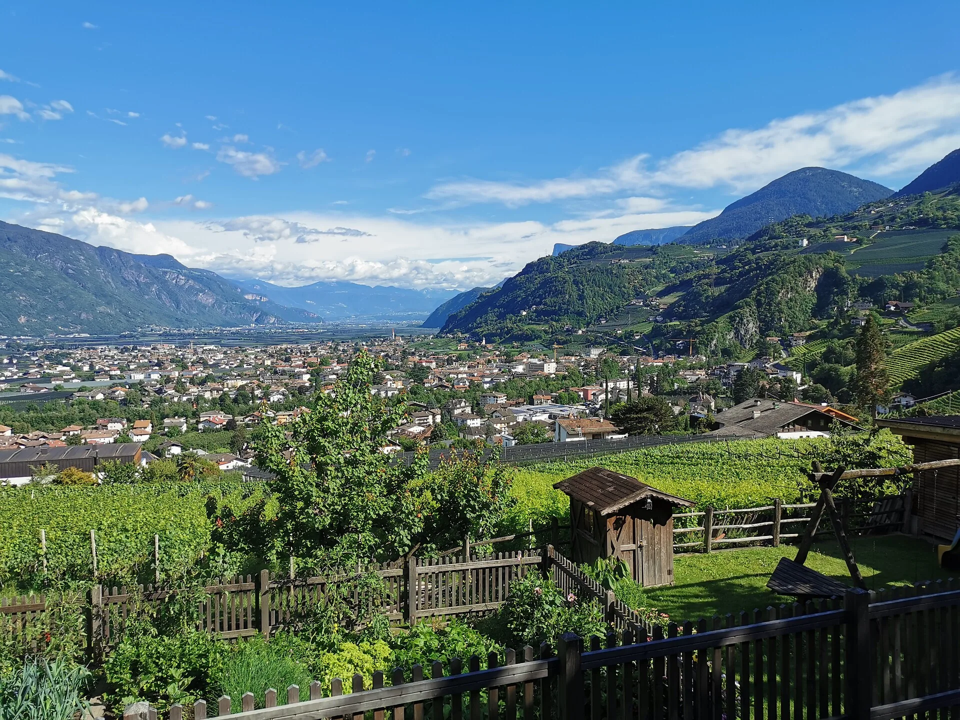 Panoramablick vom Glögglhof über Lana und das Etschtal