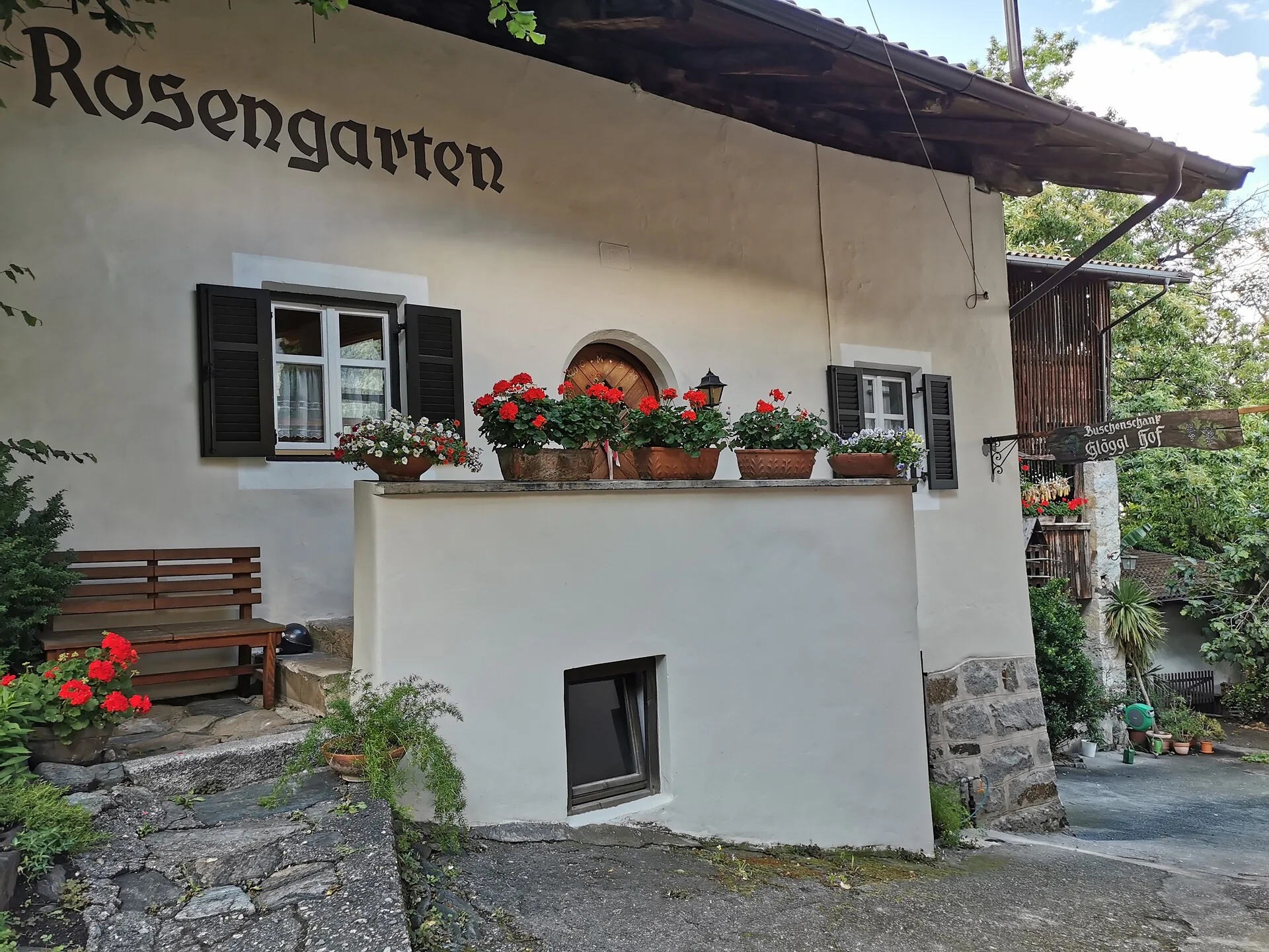 Fassade des historischen Ferienhauses Rosengarten